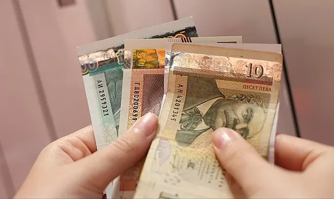 Удар за длъжниците! Вдигат таксите