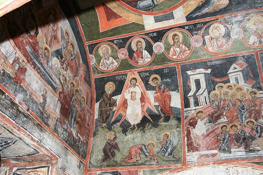 В Добърско бранят храма си от свещеници