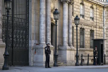 Протестиращ се блъсна в Елисейския дворец
