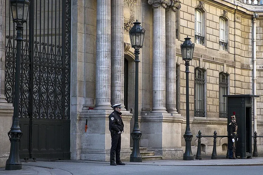 Протестиращ се блъсна в Елисейския дворец