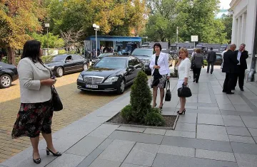 Депутатите обиколили Земята 19 пъти