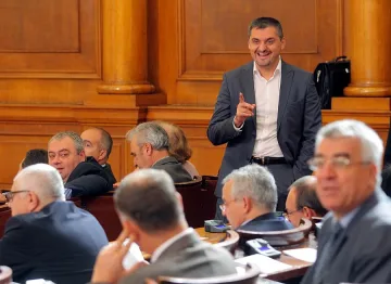 Питат лихварите откъде са им парите