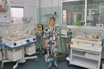 Близнаци проплакаха на Коледа в монтанската болница