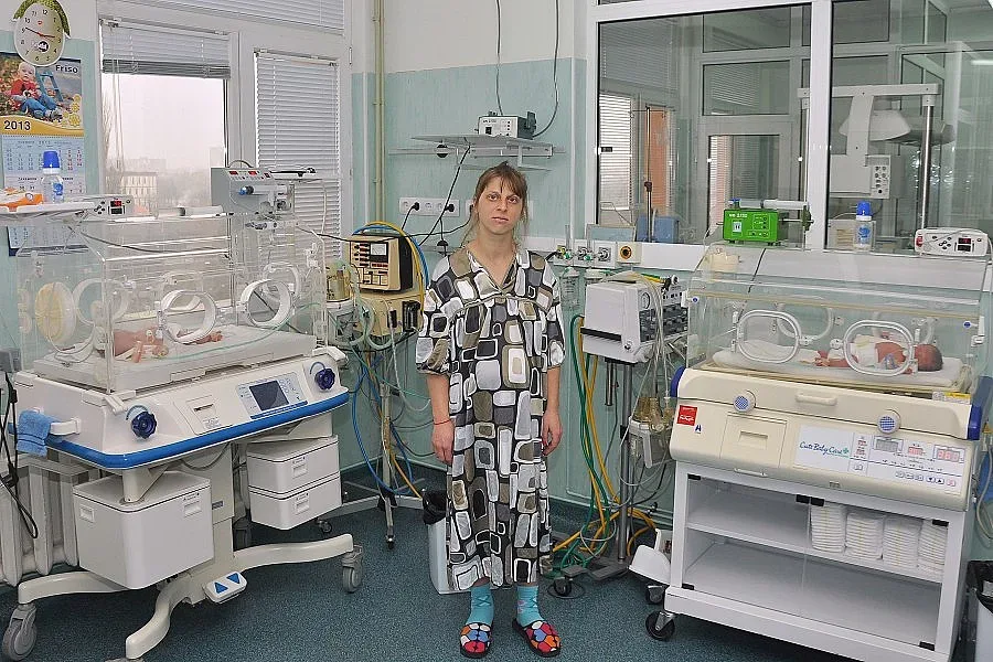 Близнаци проплакаха на Коледа в монтанската болница