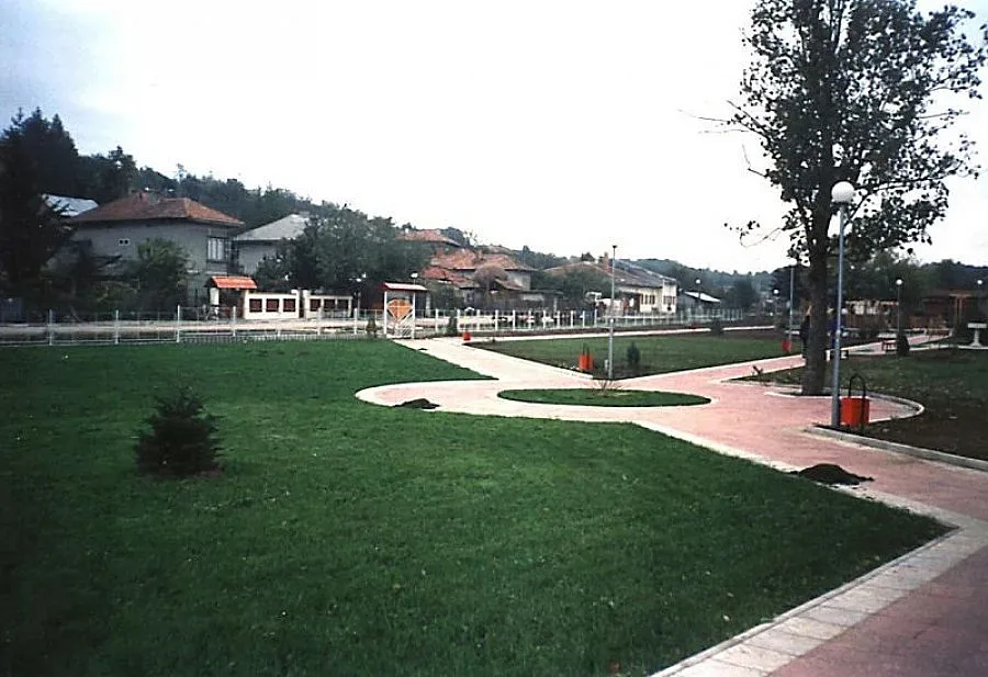 Трактор падна в дере, водачът загина