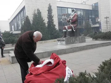 ГЕРБ осъди и подкрепи боядисването на паметника на Благоев 