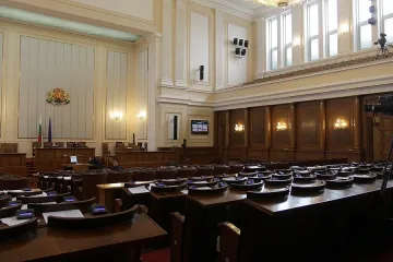 Депутатите са обиколили планетата 19 пъти