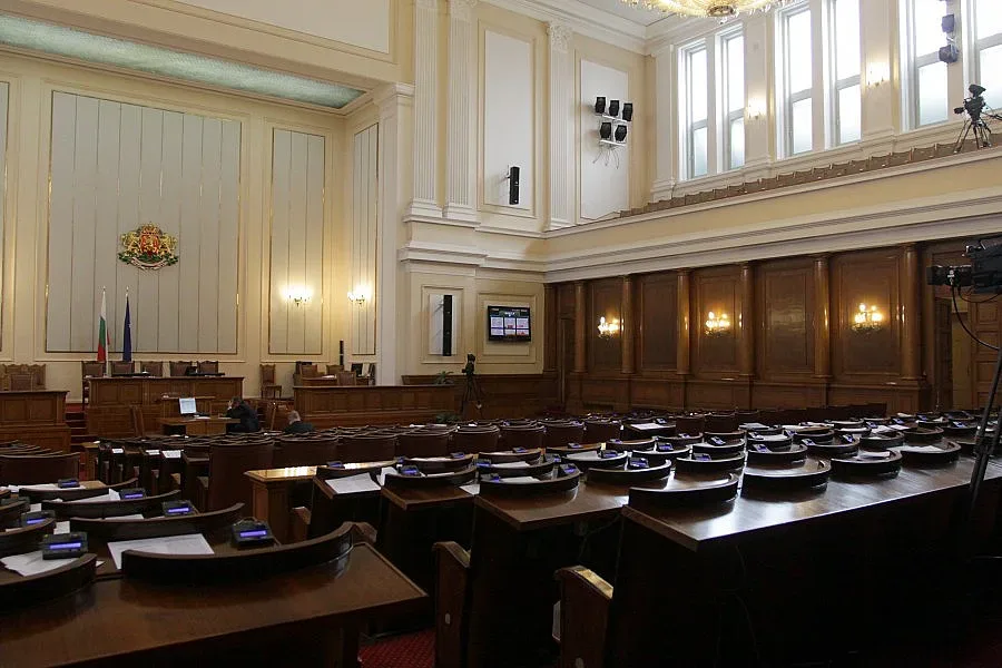 Депутатите са обиколили планетата 19 пъти