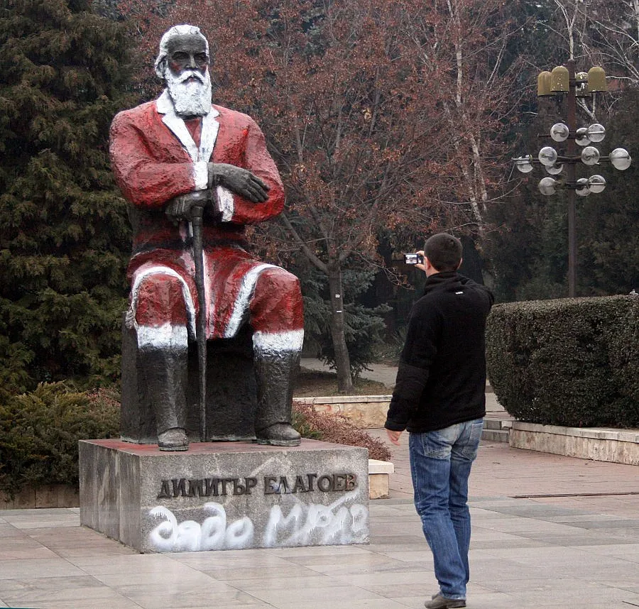 Задържаха шеф на ДСБ за боядисания паметник на Благоев