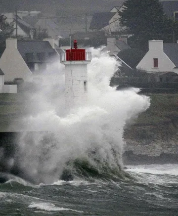 Бурята остави стотици хиляди без ток във Франция