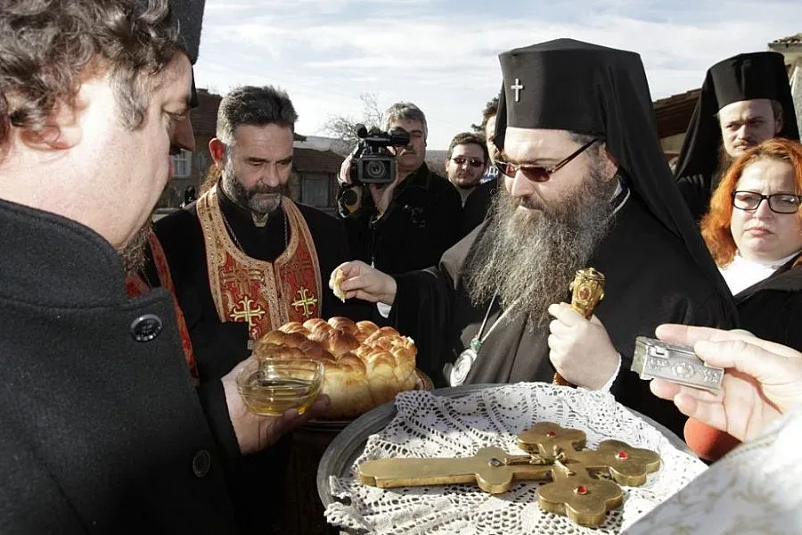 Йоан целуна земята на епархията си