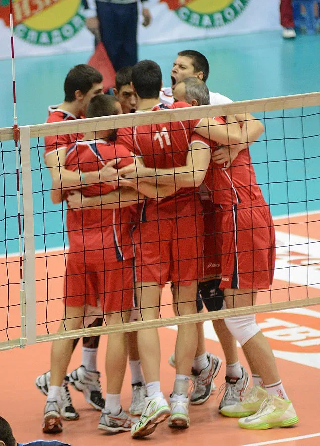 ЦСКА награди фен с вино и суджук