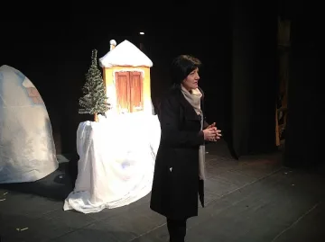 Караянчева зарадва 130 деца с коледен спектакъл  