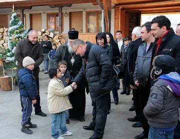 Станишев дари отец Иван и приюта му