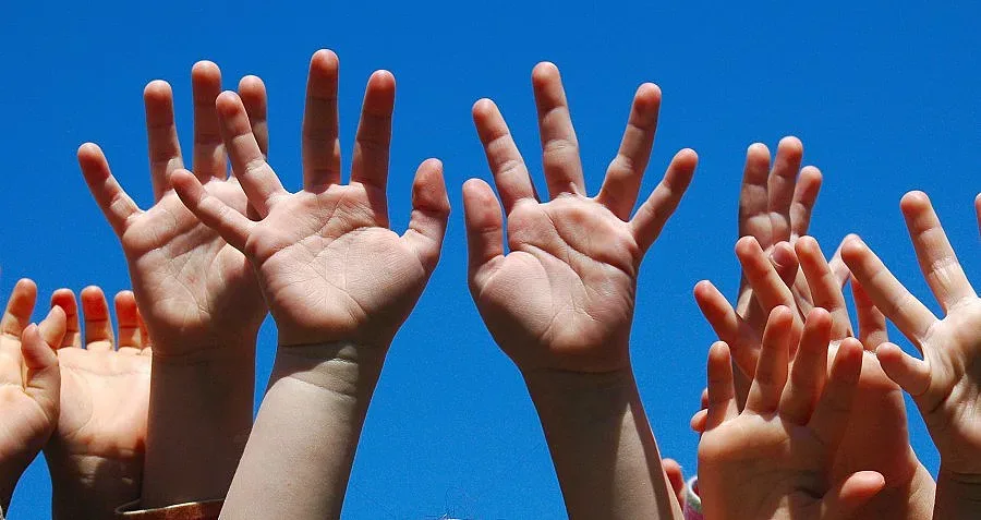 Общини събират пари за сираци и болни деца