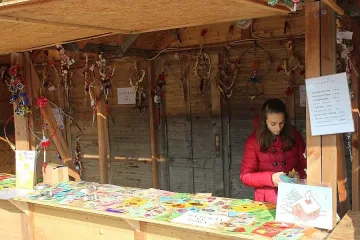 Коледен базар събира пари за лечение на млад мъж