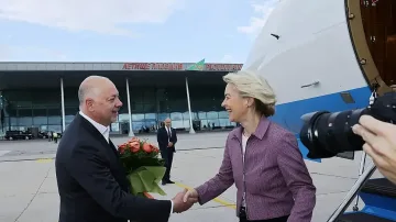Драмата със самолета на Урсула фон дер Лайен се заплита. Нова версия
