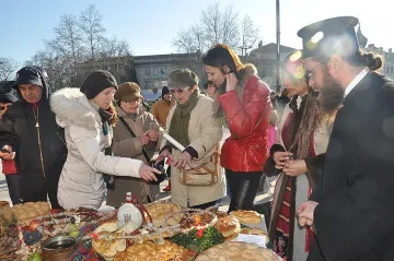 Жени месиха коледни хлябове на площада във Видин