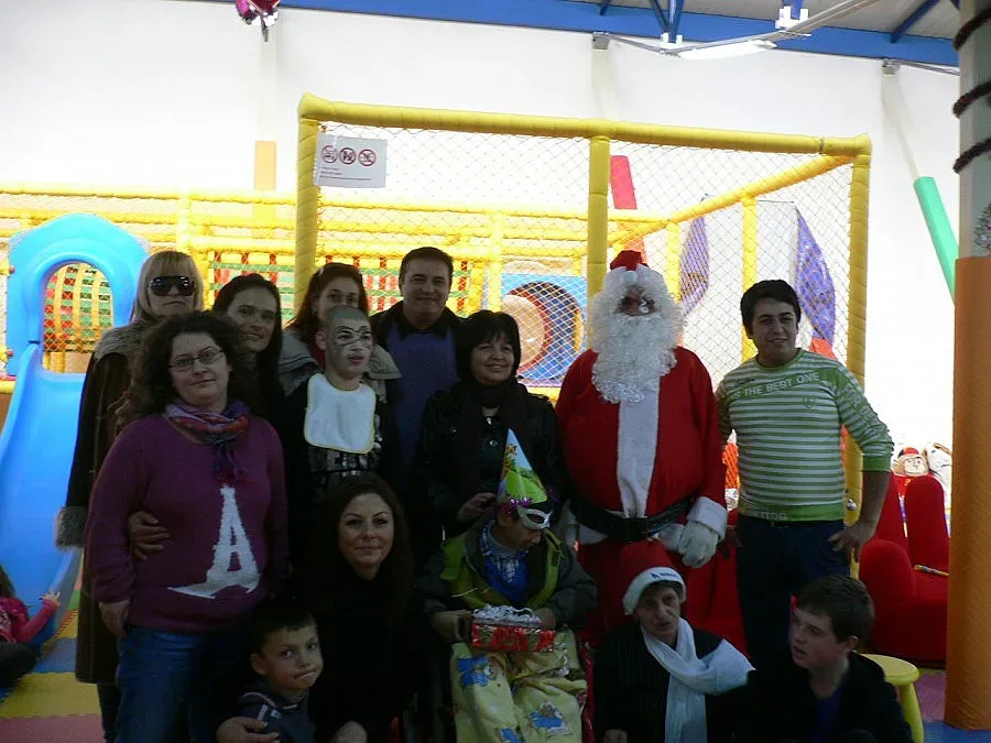 Милко Багдасаров дари коледно парти на деца с увреждания