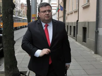 Цацаров: Законите ни са слаби за бежанците