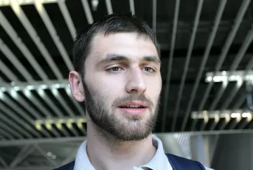 Цецо Соколов зарадва деца с компютър