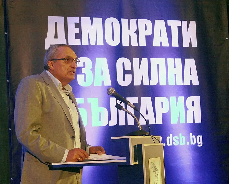 Костов: Страната се управлява без доверие