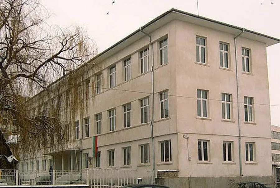 Шестокласници направиха вестник и дариха средствата от продажбата му