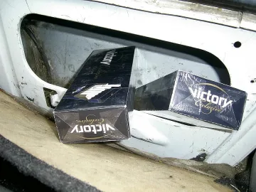 Откриха 940 кутии контрабандни цигари в двоен под на камион