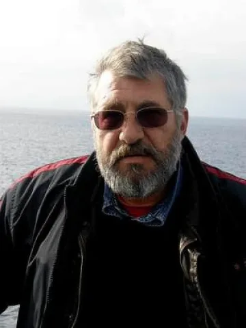 Деян Енев: Инерцията на оцеляването убива празника