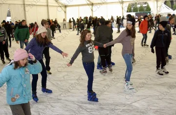 През ваканцията: Ледена пързалка без пари за децата