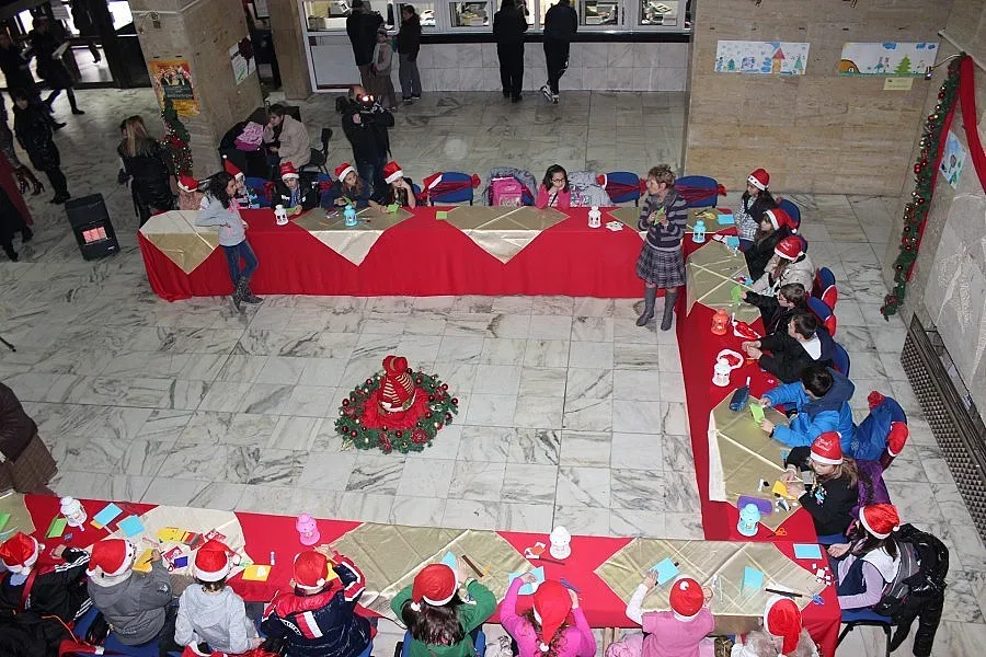 Коледен базар за сувенири от работилницата на Дядо Коледа