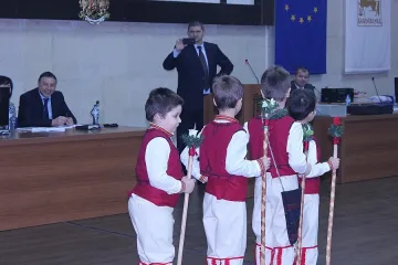 Коледари изненадаха кмет и съветници