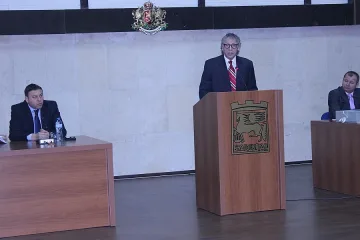 Рашко Младенов моли съветници за помощ