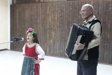 „Бисери" изправиха публиката на крака