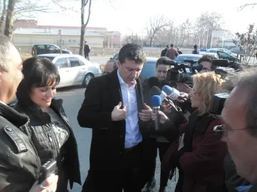 В "Ремотекс" посрещнаха министри с възгласи „Победа"