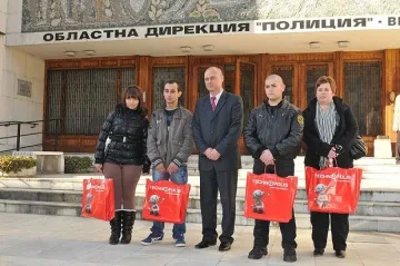 Полицията в Търново с подаръци за пет деца