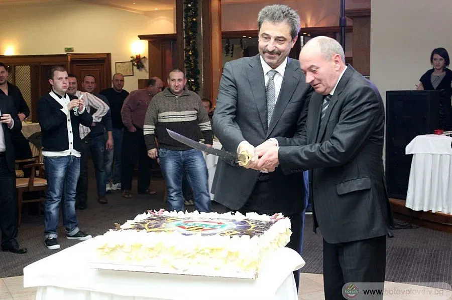 Ботев изпрати 2013-та с тържество, избраха Неделев за №1