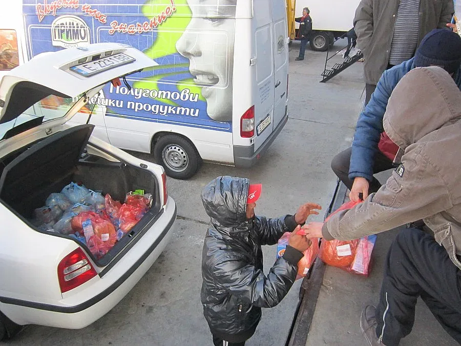 Холандска фондация дари храна на социално слаби в Сандански