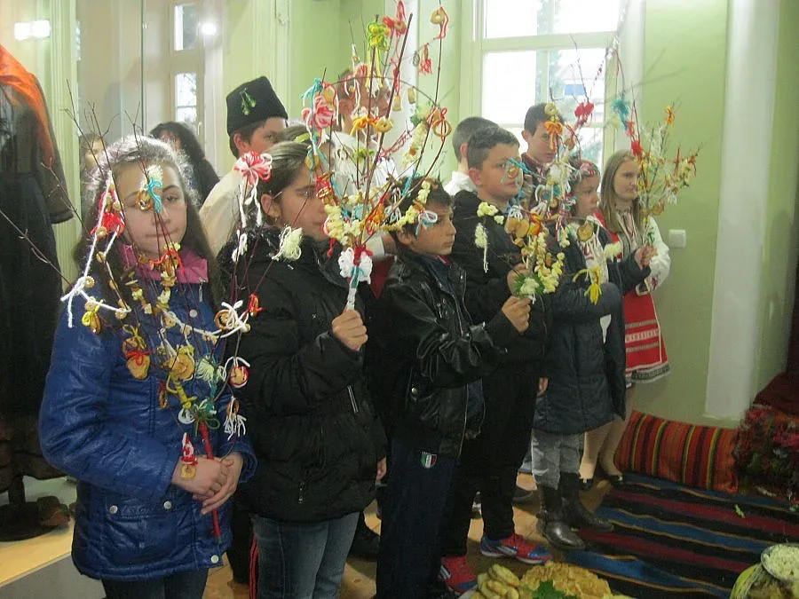 Ученици майсториха сурвачки в конкурс