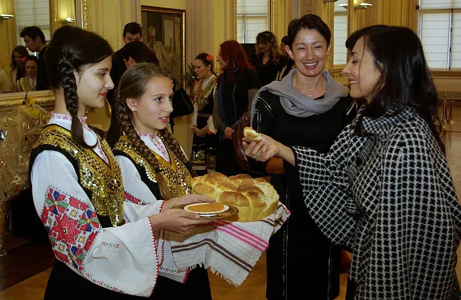 Коледари омаяха жени на посланици