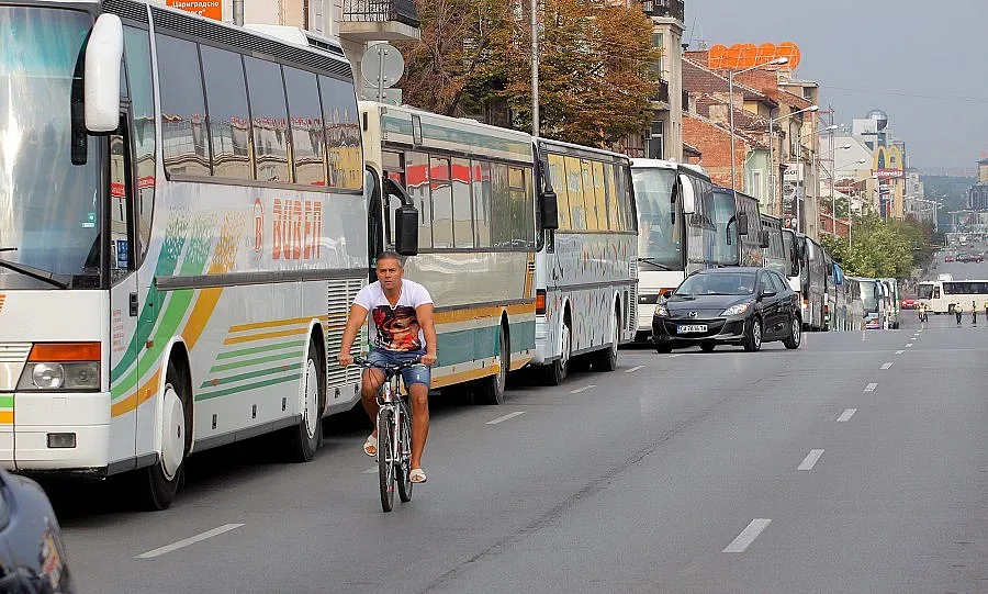 Автобусите още година без касови апарати