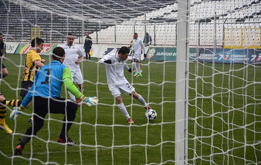 ПСВ с интерес към вратаря на Ботев Пд