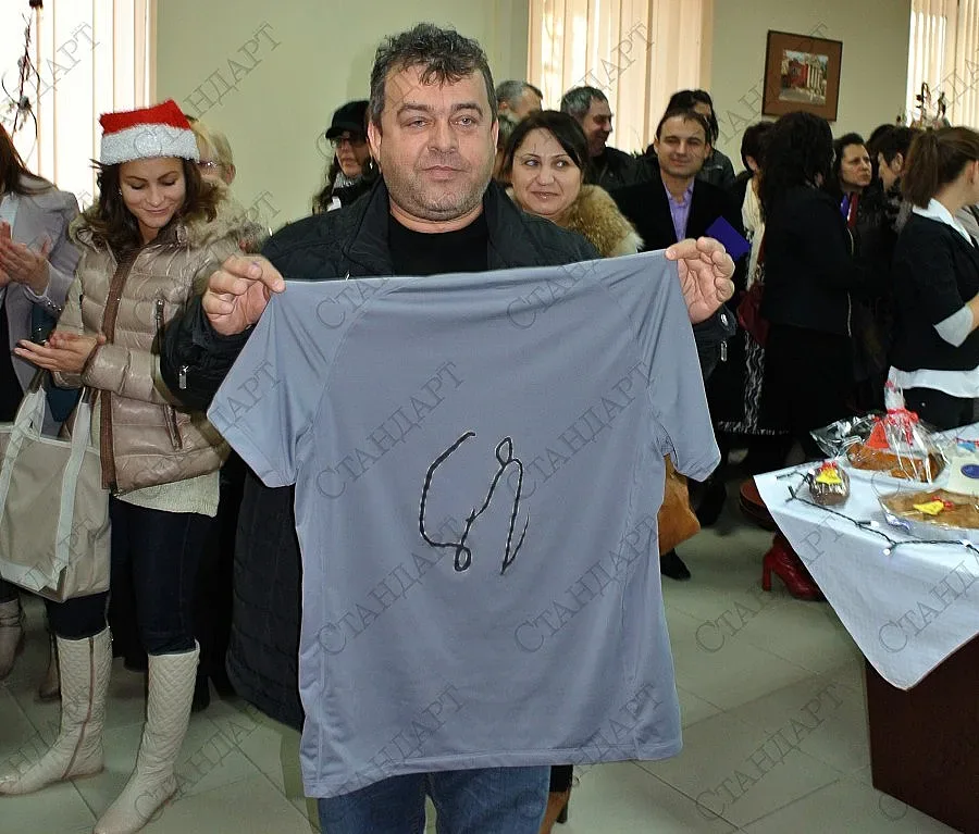 Съветник откупи тениска на Гришо за 1000 лв благотворително