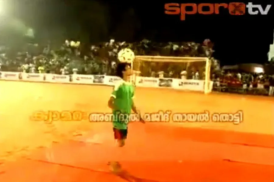 ВИДЕО: Цяла трибуна рухна при откриване на футболен стадион