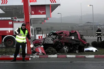 Крадец на камион катастрофира до бензиностанция