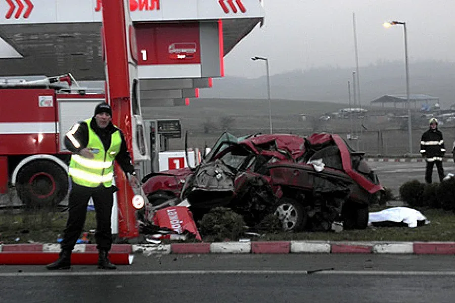 Крадец на камион катастрофира до бензиностанция