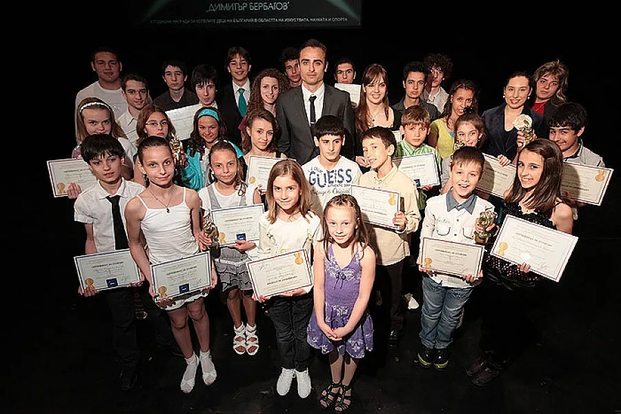 Бербатов с призове за талантливи деца