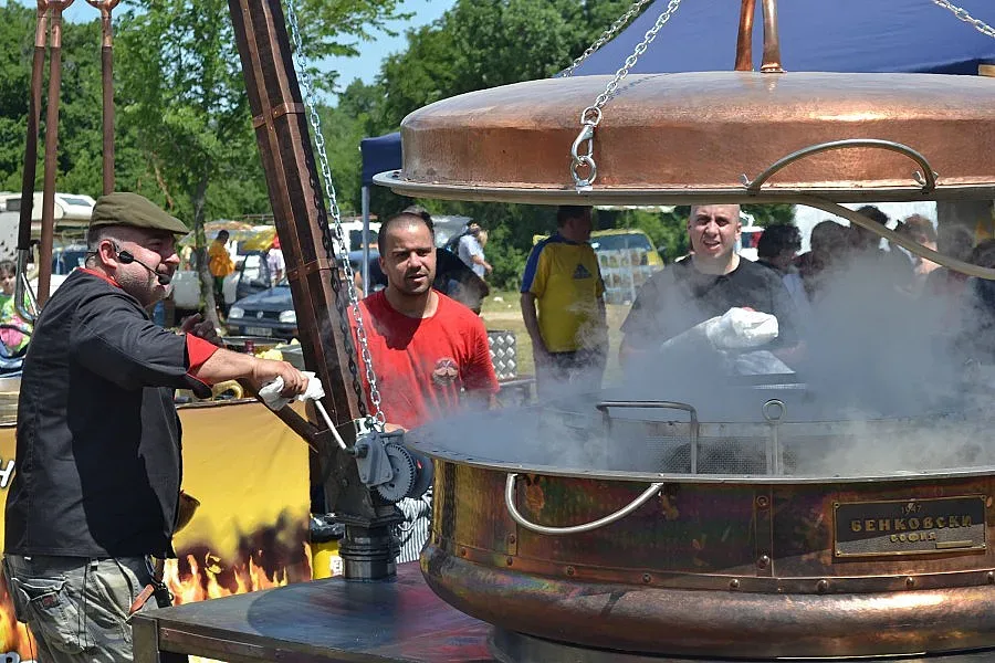 Ути готви 200 кила сом на чорба