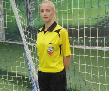 Ухажори налитат на футболен съдия номер 1