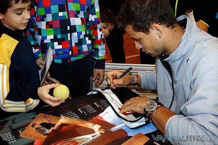Автографи на Гришо събират пари за детски домове в коледен търг